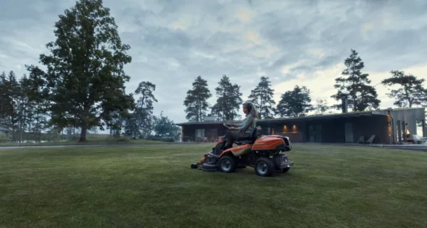 Tondeuse frontale professionnelle Husqvarna R 216T AWD - appareil de base sans tondeuse - modèle 2025-Neuf – Image 4