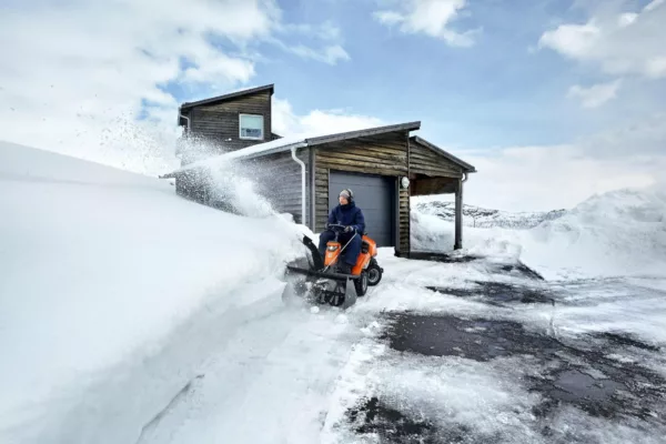Tondeuse frontale professionnelle à quatre roues Husqvarna R 316TsX AWD - appareil de base sans tondeuse - modèle 2025-Neuf – Image 4