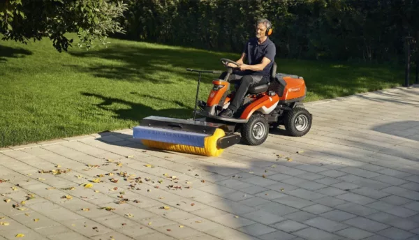 Tondeuse frontale professionnelle à quatre roues Husqvarna R 316TsX AWD - appareil de base sans tondeuse - modèle 2025-Neuf – Image 5